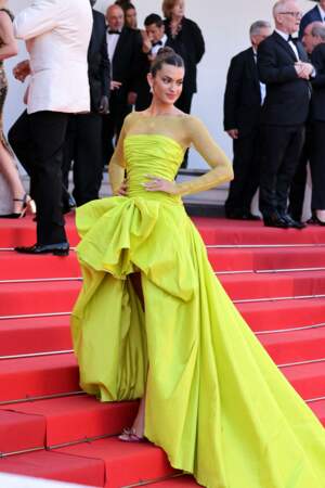 Marta Lozano dans une robe jaune fluo asymétrique pour la montée des marches du film « Three Thousand Years of Longing (3000 ans à t'attendre), lors du 75ème Festival International du Film de Cannes, le 20 mai 2022.