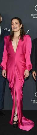 Noomi Rapace en robe fendue  fuchsia de la marque Lanvin - collection automne/hiver 2022 lors du 75ème festival du film de Cannes. Le 19 mai 2022.