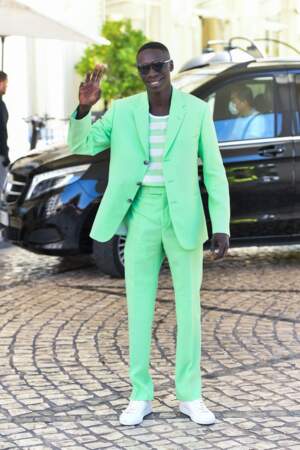 Khaby Lame est tendance avec son costume vert lors du 75ème Festival de Cannes, le 20 mai 2022.