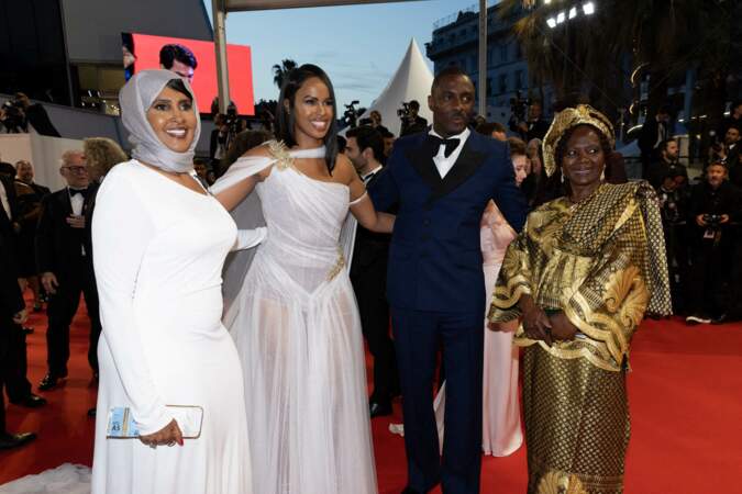Idris Elba entouré de son épouse et sa mère Maryam Egal, ainsi que la sienne, Eve Elba, au festival de Cannes, le 20 mai 