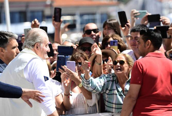 Juan Carlos a salué la foule au Royal Yacht Club le 20 mai 2022 à Sanxenxo, en Espagne.