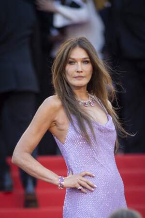 Carla Bruni-Sarkozy portait une robe lavande de la marque Céline, mettant parfaitement en valeur ses formes, pour la montée des marches du Festival de Cannes, ce samedi 21 mai 2022. 