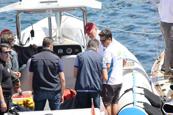 Juan Carlos n'a pas hésité à participer aux manœuvres lors de sa virée en bateau le 20 mai 2022 à Sanxenxo en Espagne?