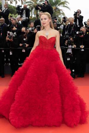 Kimberley Garner dans une imposante robe rouge pour sa venue au Festival de Cannes, ce 22 mai 
