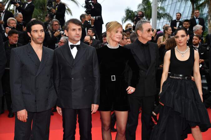 Virginie Efira accompagnée de Tahar Rahim, Director Serge Bozon, Alain Chamfort etJehnny Beth pour le film "Forever Young (Les Amandiers)" lors lors du 75ème Festival de Cannes 