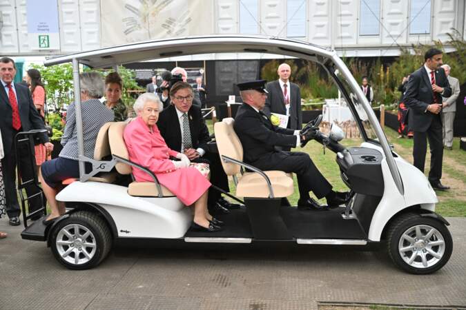 Elizabeth II assiste en voiturette de golf à l'exposition florale "RHS Chelsea Flower Show" au Royal Hospital à Londres, le 23 mai 2022.