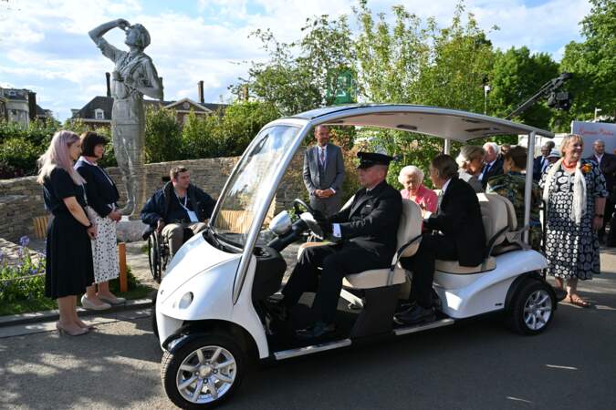 La reine Elizabeth II d'Angleterre assiste en voiturette de golf à l'exposition florale "RHS Chelsea Flower Show" au Royal Hospital à Londres, le 23 mai 2022.
