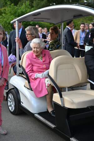 Elizabeth II tout sourire à l'exposition florale "RHS Chelsea Flower Show" au Royal Hospital à Londres, le 23 mai 2022.