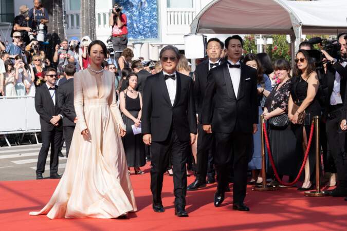 L'équipe du film Decision to leave foule le tapis rouge du 75ème Festival International du Film de Cannes, le 23 mai 2022.