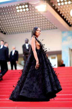 Naomi Campbell renversante dans une robe noire de la collection printemps-été 2022 Anatomy of Couture de la maison Valentino, sur le tapis rouge du 75ème Festival International du Film de Cannes, le 23 mai 2022.