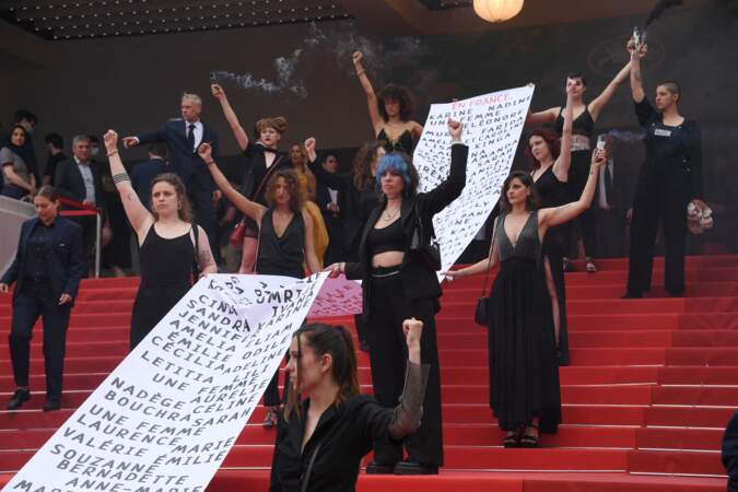 Ce 22 mai, les militantes du collectif féministe Les colleuses ont pris la pose sur les marches du Festival de Cannes avec immense banderole comportant les noms de 129 femmes 