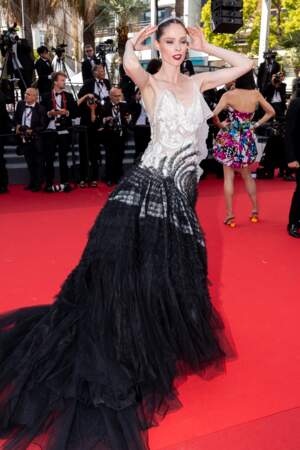 Coco Rocha sublime dans une robe à la longue traine pour la montée des marches du film Decision to Leave, lors du 75ème Festival International du Film de Cannes, le 23 mai 2022.