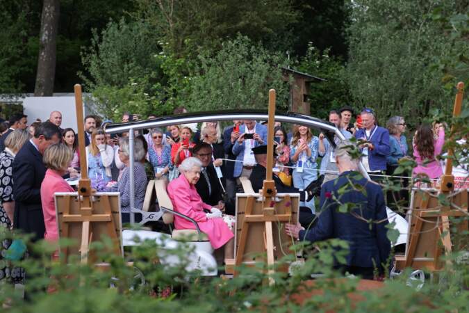 Elizabeth II assister à l'exposition florale "RHS Chelsea Flower Show" au Royal Hospital à Londres, le 23 mai 2022.
