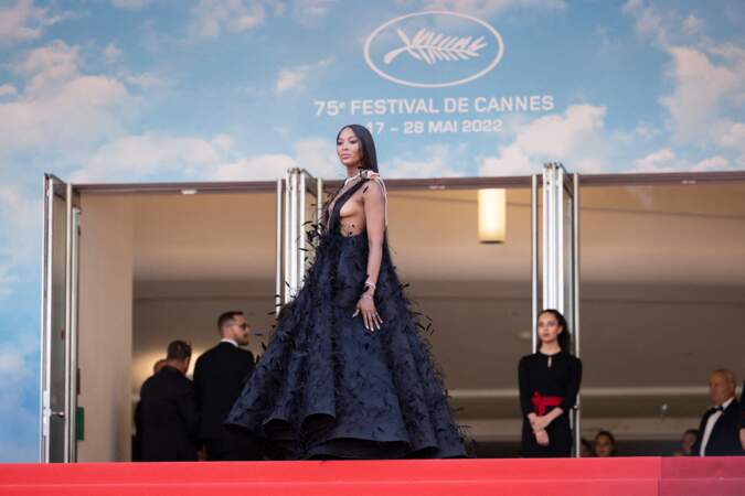 Naomi Campbell a capté tous les objectifs des photographes lors de la montée  des marches du film Decision to Leave, lors du 75ème Festival International du Film de Cannes, le 23 mai 2022.