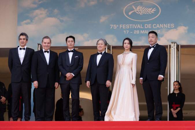 Park Hae-il, Park Chan-wook, Tang Wei pour la montée des marches du film Decision to Leave, lors du 75ème Festival International du Film de Cannes, le 23 mai 2022.