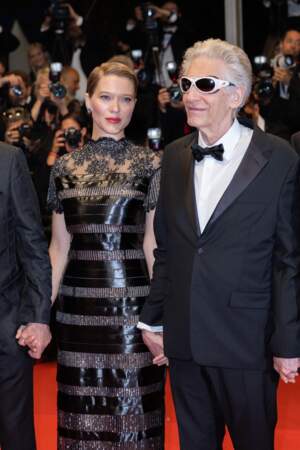 Léa Seydoux surprend dans une robe en dentelle et en cuir pour la montée des marches du film « Les crimes du futur » lors du 75ème Festival International du Film de Cannes, le 23 mai 2022.