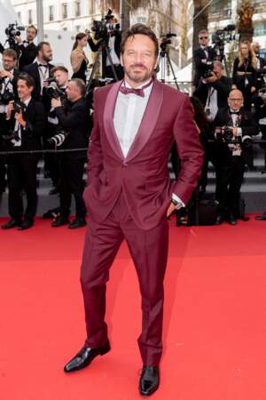 Samuel Le Bihan élégant et audacieux dans une costume rouge bordeaux assorti à son nœud papillon lors du 75ème Festival International du Film de Cannes, le 23 mai 2022.