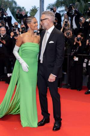 Tina Kunakey et Vincent Cassel amoureux et glamour pour la montée des marches du film « Les crimes du futur » lors du 75ème Festival International du Film de Cannes, le 23 mai 2022.