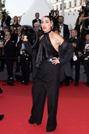 Pour monter les marches de ce 75ème Festival de Cannes, Rossy De Palma a misé sur un pantalon de costume ample assorti à un top dos nu au col Lavallière pour la montée des marches du film Decision to Leave, lors du 75ème Festival International du Film de Cannes, le 23 mai 2022.