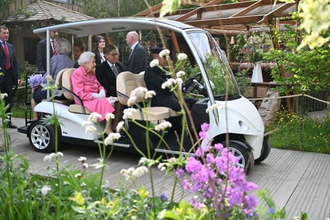 La reine Elizabeth II a fait sensation dans son costume rose pour assister à l'exposition florale "RHS Chelsea Flower Show" au Royal Hospital à Londres, le 23 mai 2022.