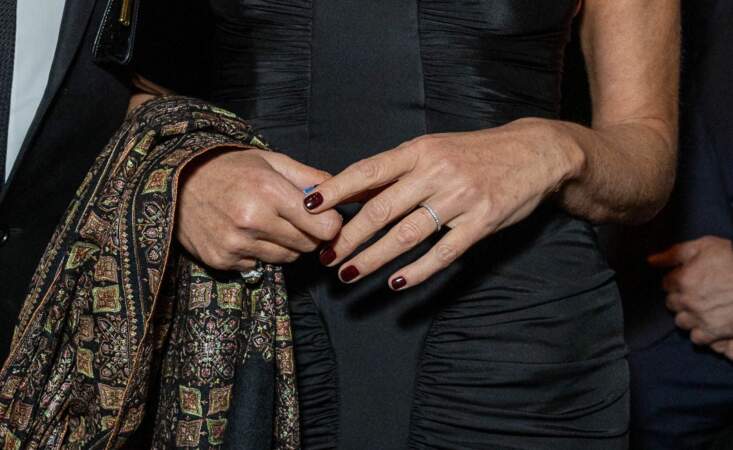 Carla Bruni et ses ongles sombres, le 22 mai 2022.  