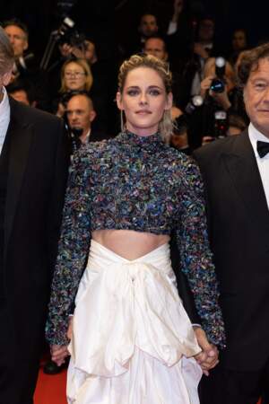 Kristen Stewart sublime pour la montée des marches du film « Les crimes du futur » lors du 75ème Festival International du Film de Cannes, le 23 mai 2022.