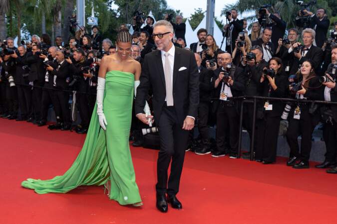 Tina Kunakey et son mari Vincent Cassel charment les photographes lors de leur montée des marches du film « Les crimes du futur » lors du 75ème Festival International du Film de Cannes, le 23 mai 2022.