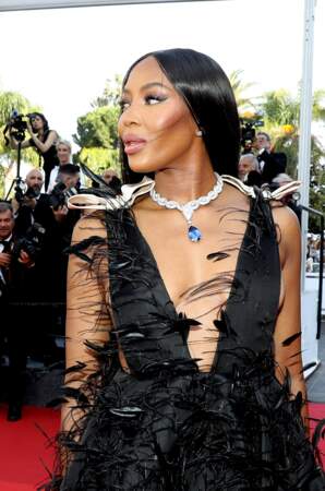Depuis le décolleté de sa robe, Naomi Campbell a dévoilé un imposant collier serti de diamants et d'un saphir sur le tapis rouge du 75ème Festival International du Film de Cannes, le 23 mai 2022.