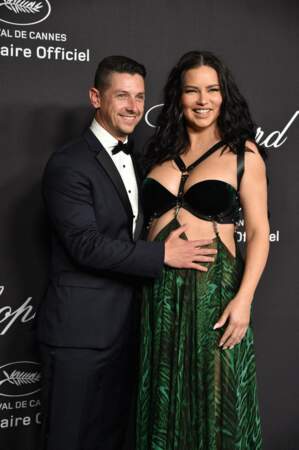Adriana Lima enceinte dans une robe ouverte noire et verte signée Roberto Cavalli, le 21 mai 2022. 