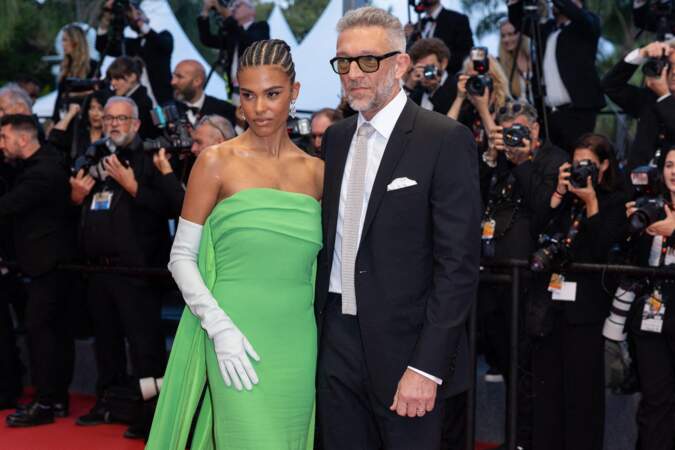 Tina Kunakey éblouissante dans une robe bustier vert aux côtés de son  mari Vincent Cassel pour la montée des marches du film « Les crimes du futur » lors du 75ème Festival International du Film de Cannes, le 23 mai 2022.