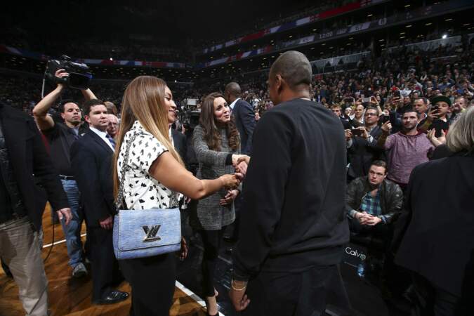 La duchesse de Cambridge en pleine discussion avec Jay-Z lors d'un match de basket-ball en 2014 
