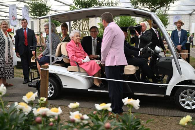 La reine Elizabeth II a fière allure dans son costume rose pour assister à l'exposition florale "RHS Chelsea Flower Show" au Royal Hospital à Londres, le 23 mai 2022.