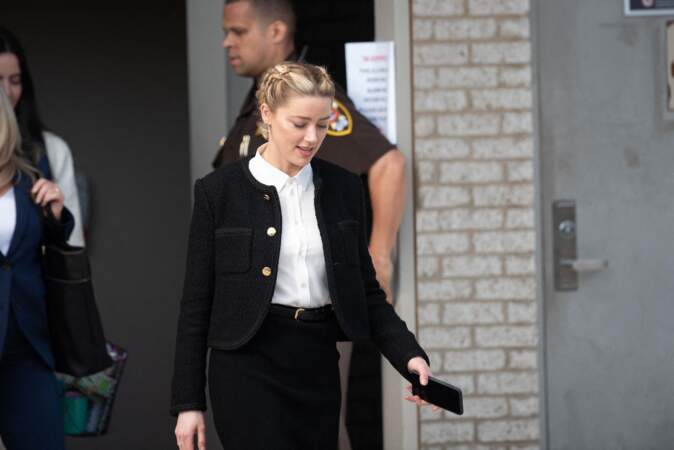 Amber Heard, en mai 2022, à la sortie du tribunal de Fairfax (États-Unis)