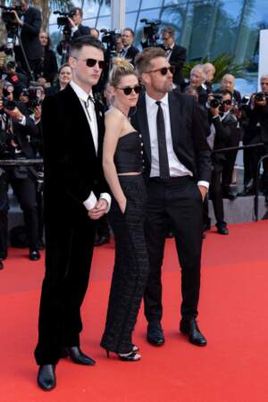 Tom Sturridge, Kristen Stewart, Scott Speedman très élégants en total look noir pour la montée des marches du film "L'Innocent", lors du 75ème Festival International du Film de Cannes, le 24 mai 2022. 