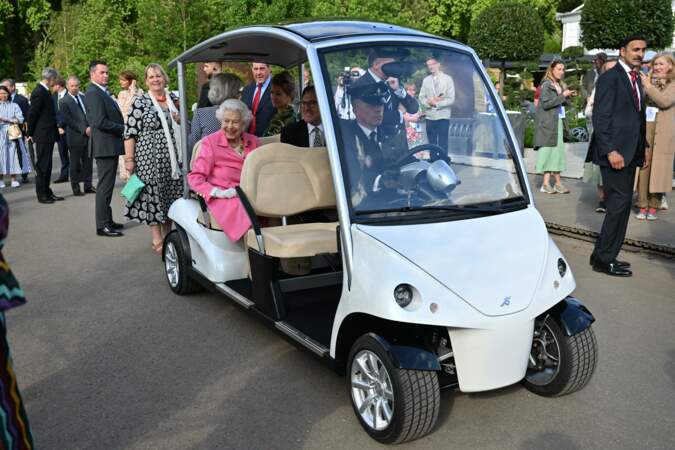 Elizabeth II tout sourire apparaît à bord d'un étonnant carrosse, le 23 mai 2022.