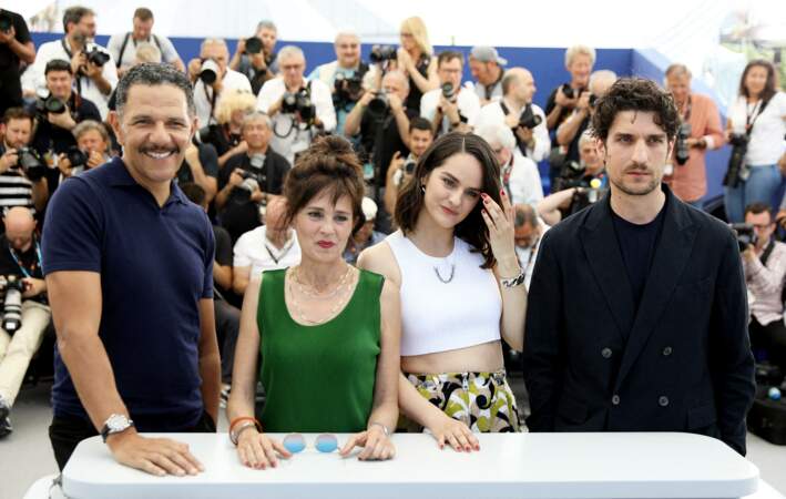 Roschdy Zem, Anouk Grinberg, Noémie Merlant et le réalisateur Louis Garrel lors du photocall du film "L'Innocent" lors du 75ème Festival International du Film de Cannes, le 24 mai 2022. 