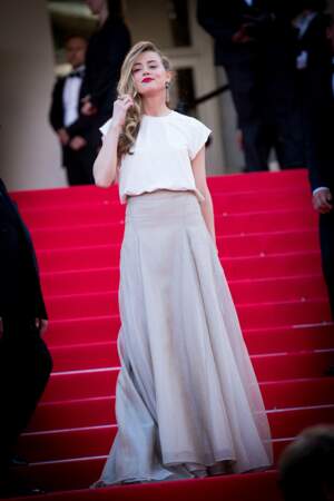 Amber Heard en 2014, grimpant les marches du 67ème Festival de Cannes pour la présentation du film Deux jours, une nuit, réalisé par Luc et Jean-Pierre Dardenne