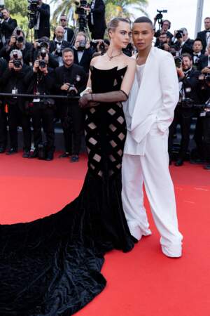 Cara Delevingne et Olivier Rousteing complices pour la montée des marches du film "L'Innocent", lors du 75ème Festival International du Film de Cannes, le 24 mai 2022. 