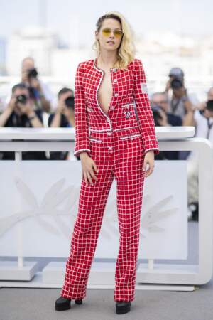 Kristen Stewart en combinaison et tweed signée Chanel au Festival de Cannes 2022. 