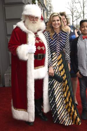 La reine Maxima des Pays-Bas pose avec le père Noël en robe Mary Katrantzou au gala de Noël en 2016.