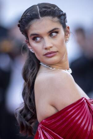 Sara Sampaio craque pour une couronne de nattes à sa montée des marches du film « Heojil Kyolshim" à Cannes. 
