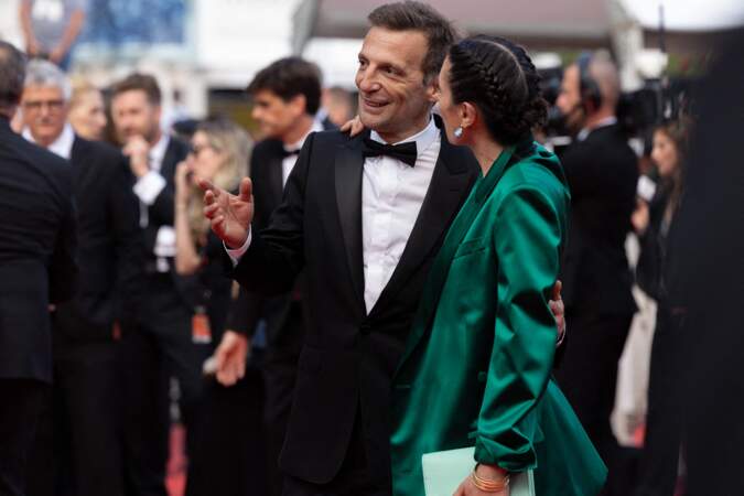 Mathieu Kassovitz a misé sur un élégant smoking noir assorti à son nœud papillon pour la montée des marches du film "L'Innocent", lors du 75ème Festival International du Film de Cannes, le 24 mai 2022.