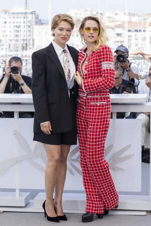 Léa Seydoux et Kristen Stewart rivalisent d'élégance lors du photocall du film "Crimes Of The Future", lors du 75ème Festival International du Film de Cannes, le 24 mai 2022.