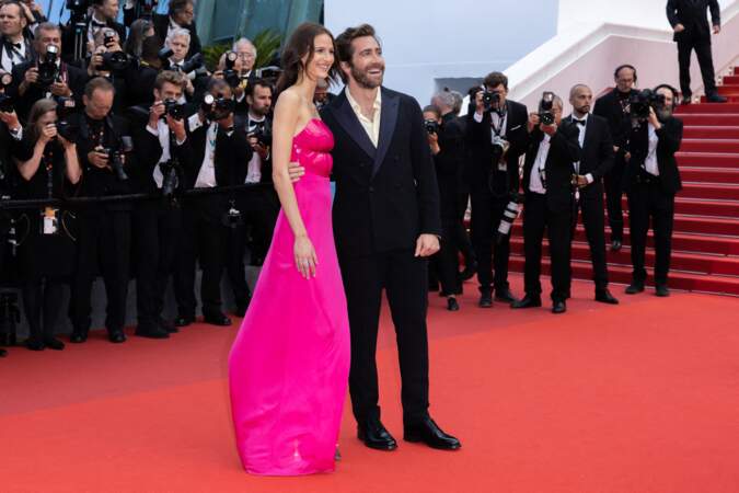 Jake Gyllenhaaal et sa compagne Jeanne Cadieu pour la montée des marches du film "L'Innocent", lors du 75ème Festival International du Film de Cannes, le 24 mai 2022. 