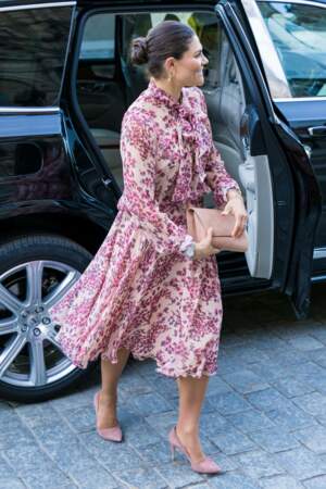 La princesse Victoria de Suède craque pour la robe midi à Stockholm, le 23 mai 2022. 