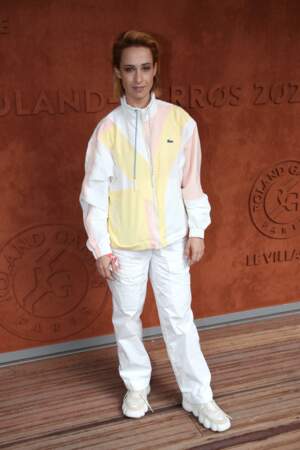 La chanteuse Suzane en veste légère Lacoste à Rolland Garros. 