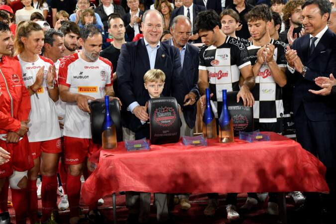 Albert II de Monaco et son fils Jacques entouré par les joueurs, et organisateurs de la 29ème édition du World Stars Football Match, au Stade Louis II à Monaco, le 24 mai 2022.