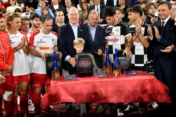 Le prince Albert de Monaco et son fils Jacques entouré par les joueurs, et organisateurs de la 29ème édition du World Stars Football Match, au Stade Louis II à Monaco, le 24 mai 2022.