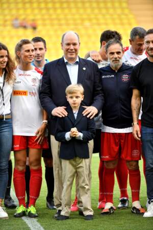 Le prince Albert II de Monaco et son fils Jacques sur la pelouse du Stade Louis II à Monaco, le 24 mai 2022, au cours de la 29ème édition du World Stars Football Match.