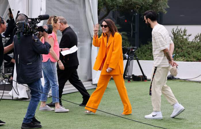 Sofia Essaïdi audacieuse et tendance dans un costume flashy pour participer au photocall du film "Nostalgia", lors du 75ème Festival International du Film de Cannes, le 25 mai 2022.